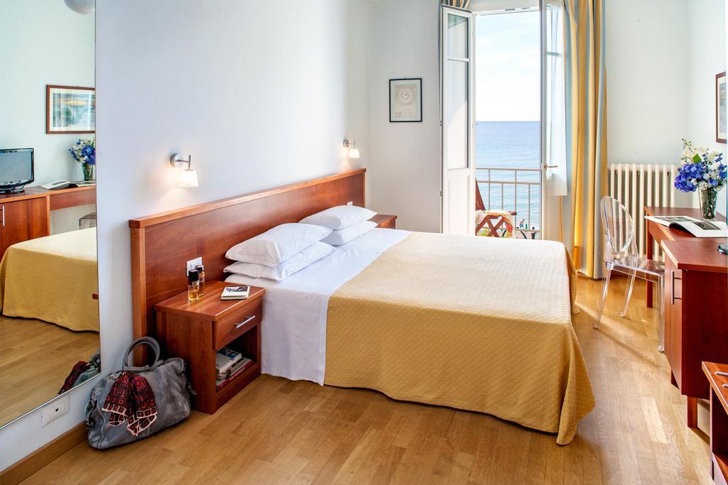 Hotel Beau Sejour Alassio Buitenkant foto